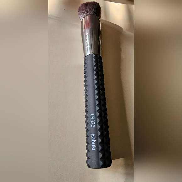 LARUCE BEAUTY  3 Pc Makeup Brush Set Kabuki, Highlighter & Small Angle Brush - Picture 8 of 8